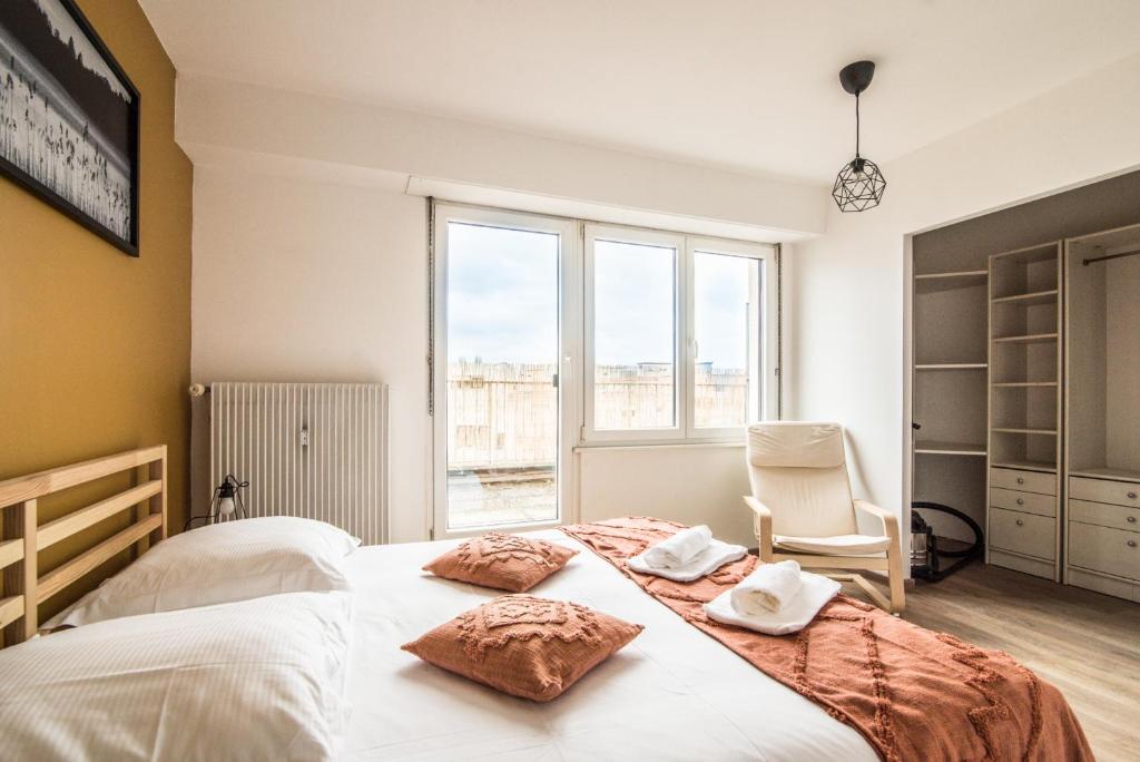 une chambre avec un lit avec deux serviettes dessus dans l'établissement Lumineux - L'Envol - Terrasse, à Strasbourg