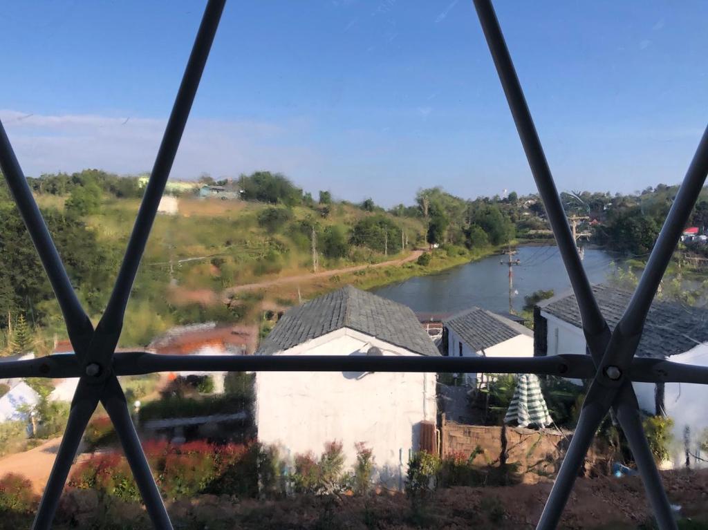 Výhled na řeku, která protéká v blízkosti luxury tent