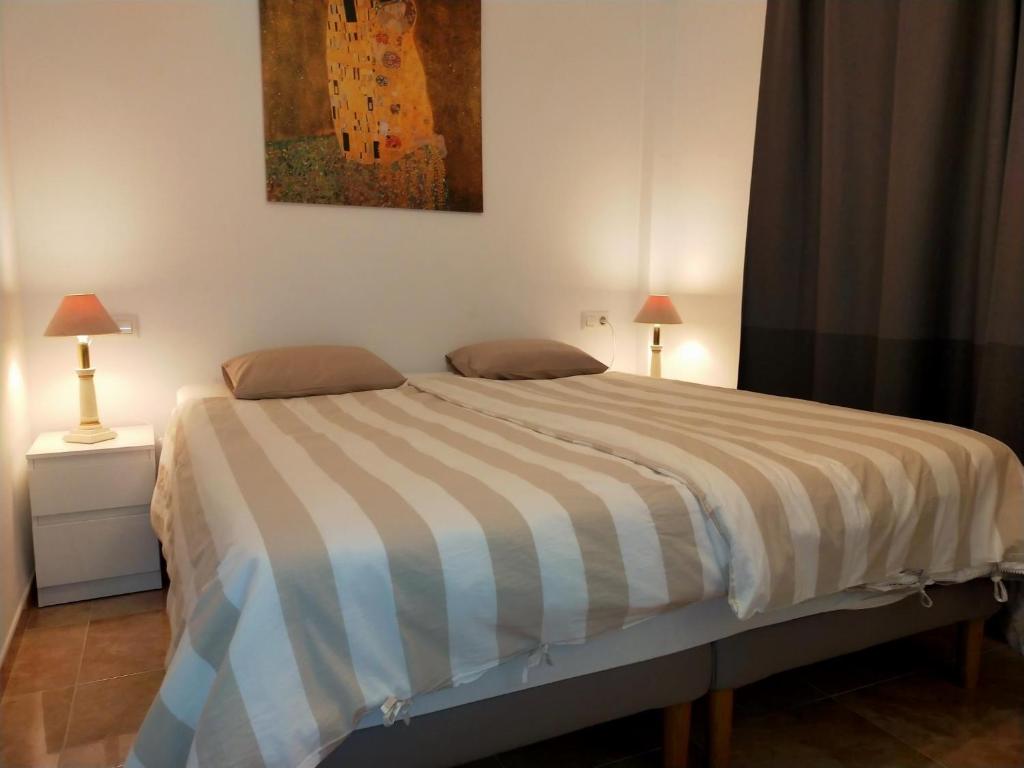 Łóżko lub łóżka w pokoju w obiekcie Nerja Sun Apartments Casa Cipreses 9