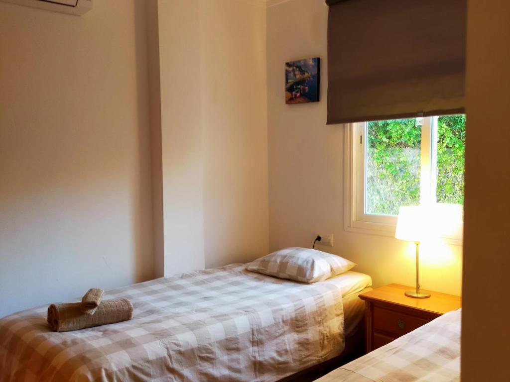 Łóżko lub łóżka w pokoju w obiekcie Nerja Sun Apartments Casa Cipreses 9