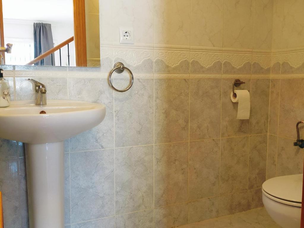 łazienka z umywalką i toaletą w obiekcie Nerja Sun Apartments Casa Cipreses 9 w mieście Nerja