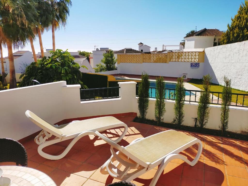 Basen w obiekcie Nerja Sun Apartments Casa Cipreses 9 lub w pobliżu