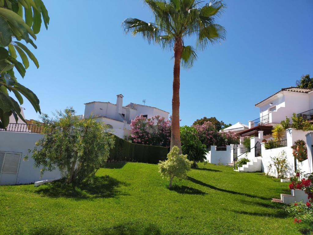 Ogród w obiekcie Nerja Sun Apartments Casa Cipreses 9