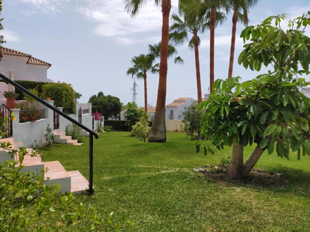 Ogród w obiekcie Nerja Sun Apartments Casa Cipreses 9