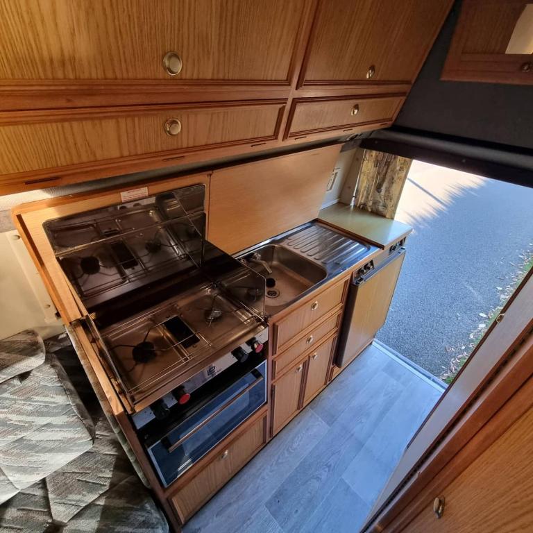 Kuchyň nebo kuchyňský kout v ubytování RETRO CAMPER HIRE Discover Ireland