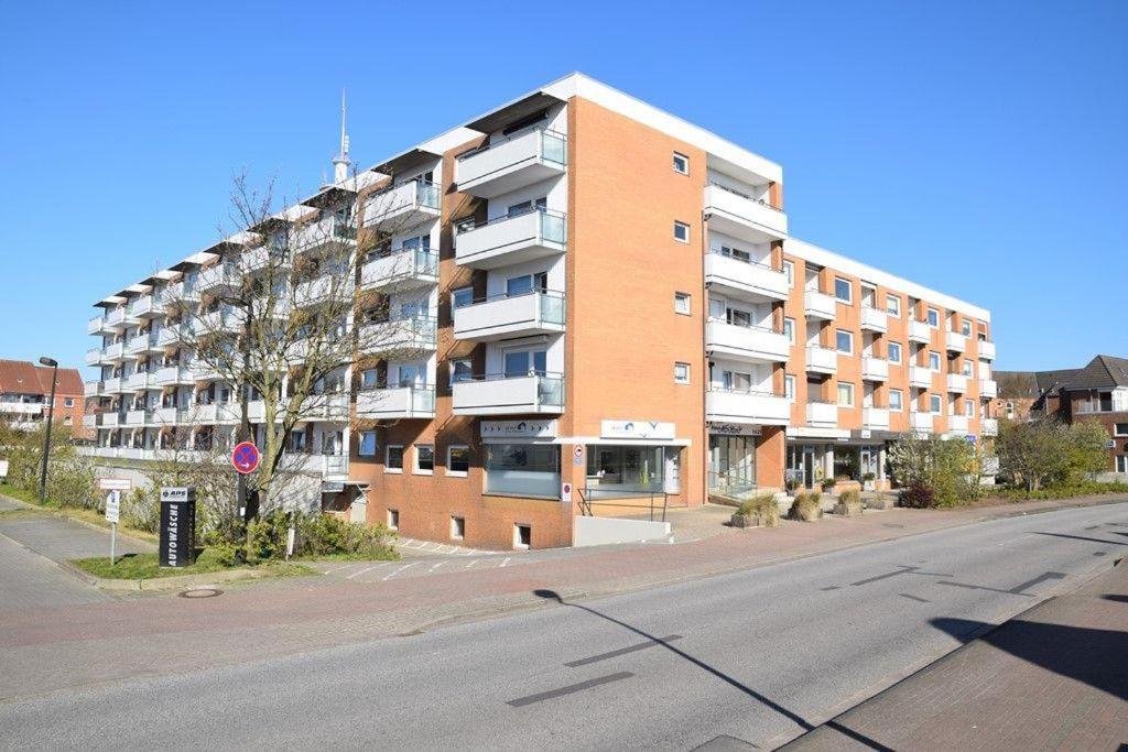 een appartementencomplex aan de straatkant bij App-Stadtoase-Haus-Nordland in Westerland