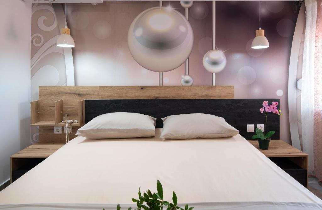 Postel nebo postele na pokoji v ubytování ViLLA DRAGANI