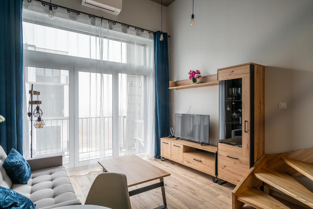 Televízia a/alebo spoločenská miestnosť v ubytovaní RentPlanet - Apartamenty Zarembowicza II