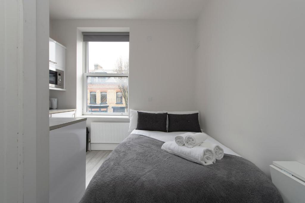 a bedroom with a bed with towels on it at Fabulous Apartment in Superb location in London