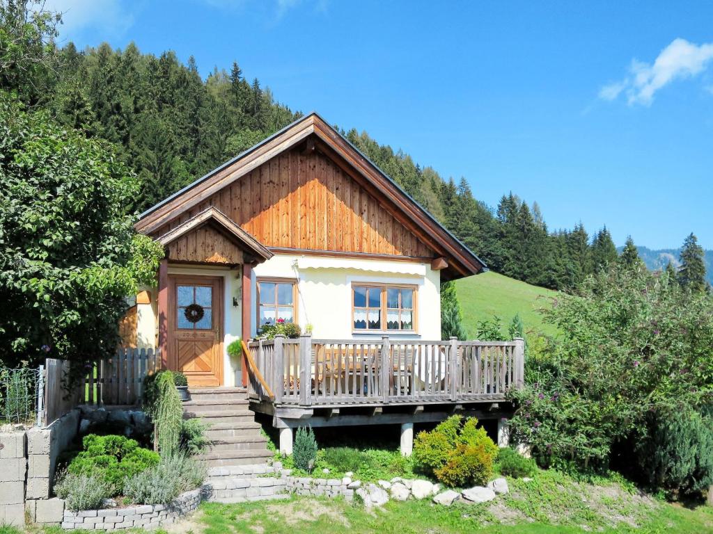 mały dom z drewnianą werandą i schodami w obiekcie Holiday Home Landhaus Hubner - GBM320 by Interhome w mieście Gröbming