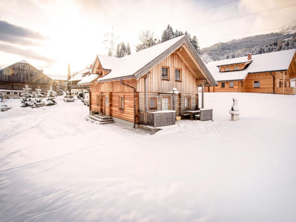 KlazenbergにあるChalet Fredis Hütte by Interhomeの雪の丸太小屋
