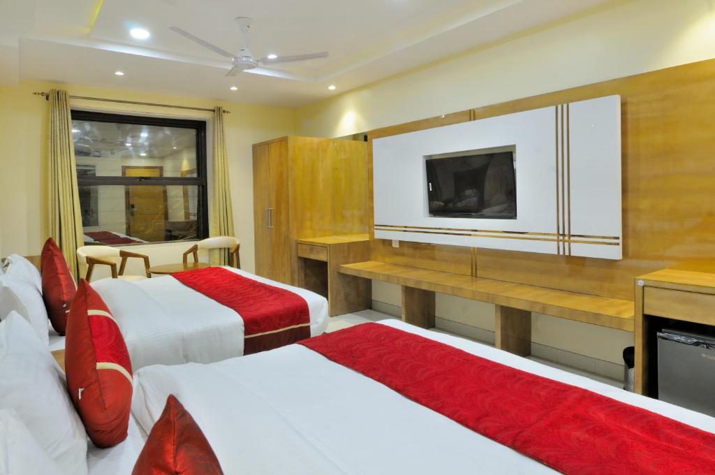 TV a/nebo společenská místnost v ubytování Hotel Worth Newly Bulit - New Delhi