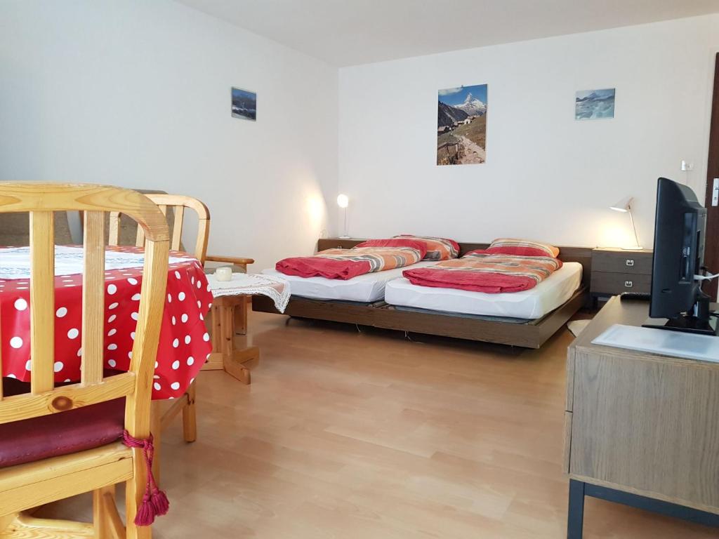 Postel nebo postele na pokoji v ubytování Apartment Sonnheim by Interhome