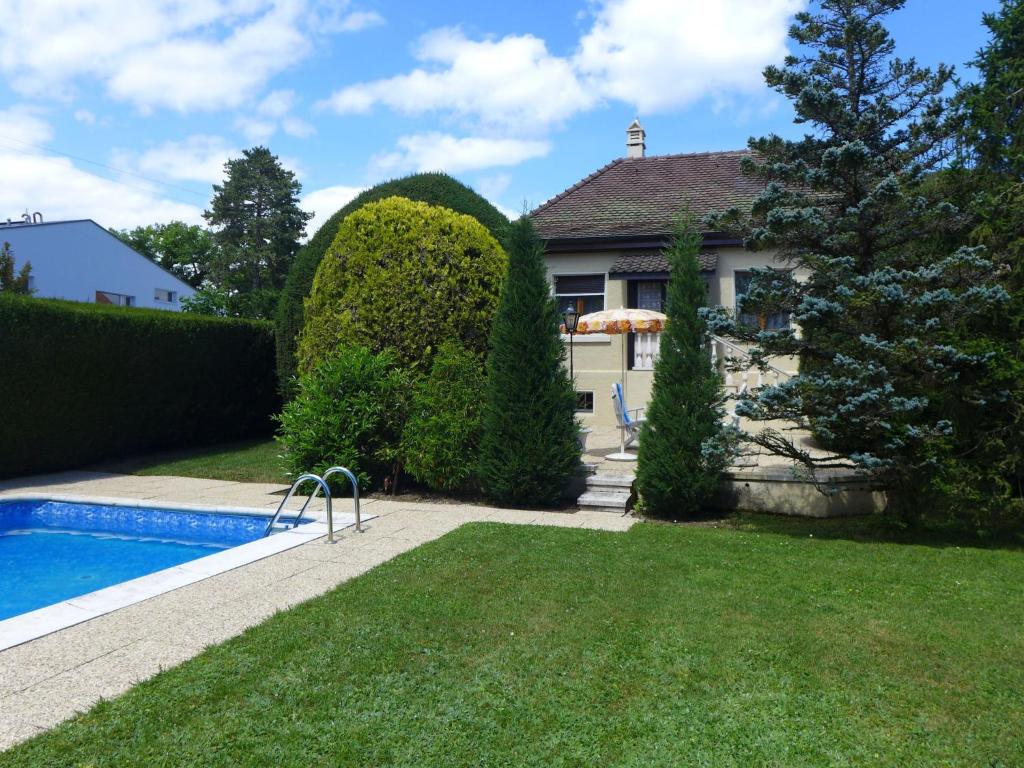 Bazén v ubytování Holiday Home 5- chemin de la Pralay by Interhome nebo v jeho okolí