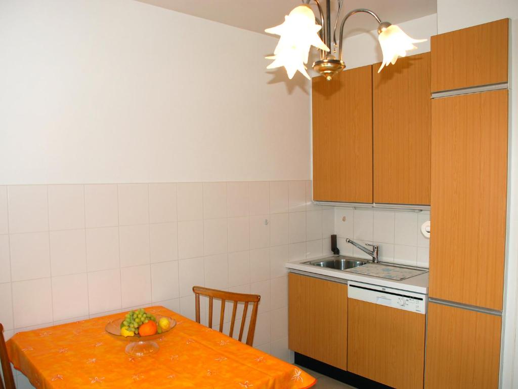 Kuchyň nebo kuchyňský kout v ubytování Holiday Home 5- chemin de la Pralay by Interhome