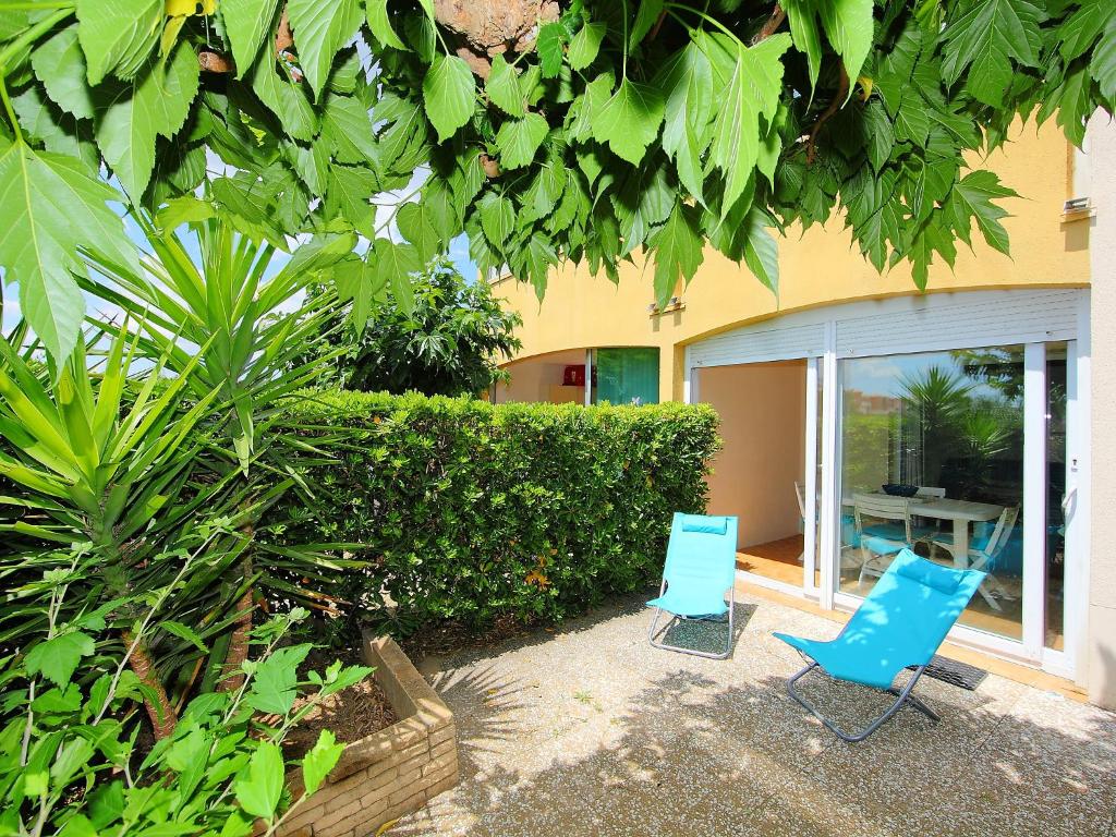 カップ・ダグドにあるApartment Les terrasses de la Plage-1 by Interhomeの家の外に座る青い椅子2脚