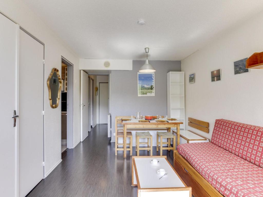 un salon avec un canapé et une table dans l'établissement Apartment Pegase Phenix-15 by Interhome, au Corbier
