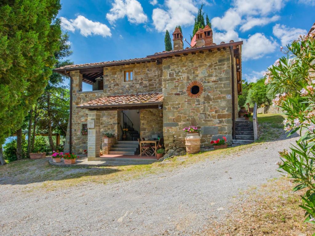 einen Blick auf ein Steinhaus mit einer Veranda in der Unterkunft Holiday Home Podere Le Coste by Interhome in Paterna