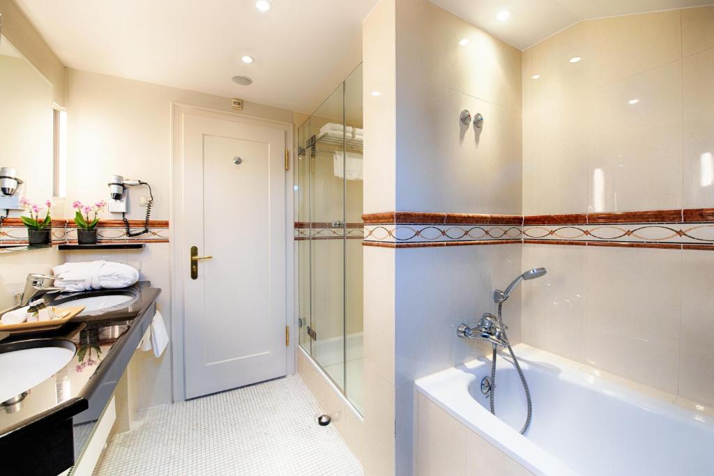 Um banheiro em Hotel Villa Geyerswörth