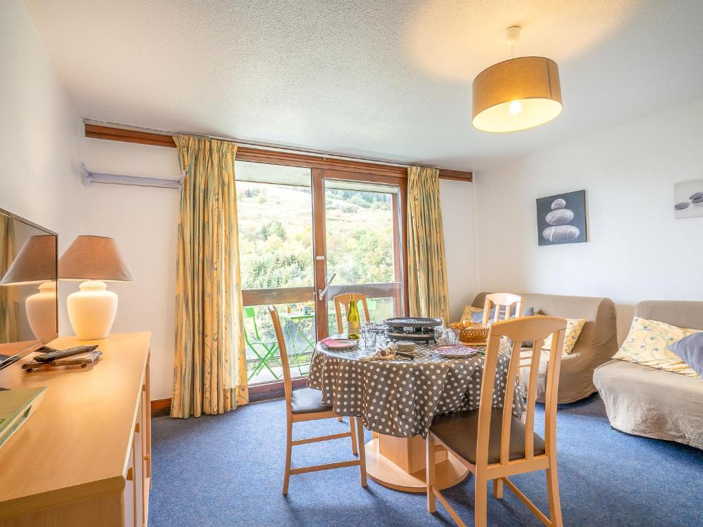 un salon avec une table et une salle à manger dans l'établissement Apartment Vostok Zodiaque-52 by Interhome, au Corbier