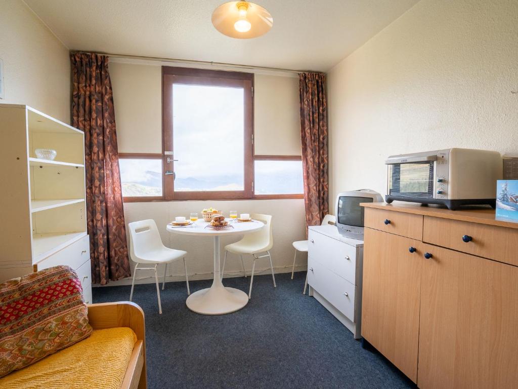 Cette petite chambre dispose d'une table et d'une fenêtre. dans l'établissement Studio Vostok Zodiaque-34 by Interhome, au Corbier