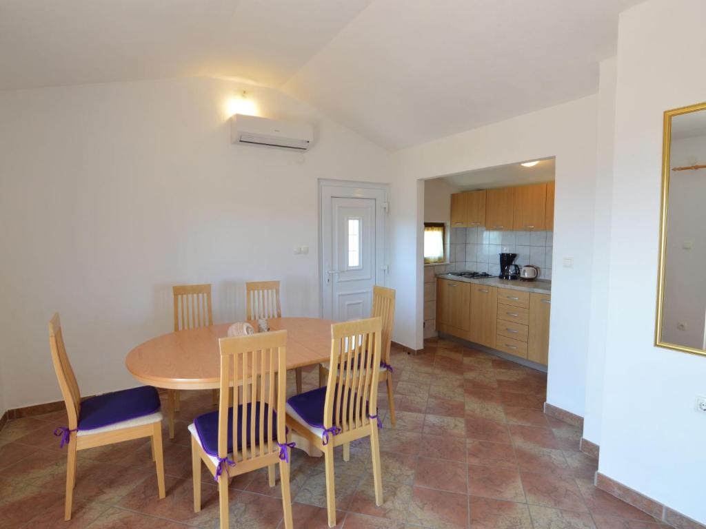 Kuchyňa alebo kuchynka v ubytovaní Holiday Home Basic by Interhome