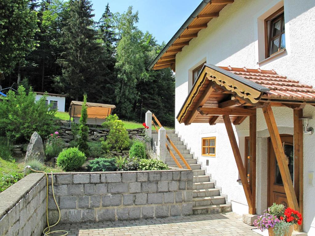 una casa con un muro di pietra e un ingresso in legno di Holiday Home Billerhof by Interhome a Zachenberg