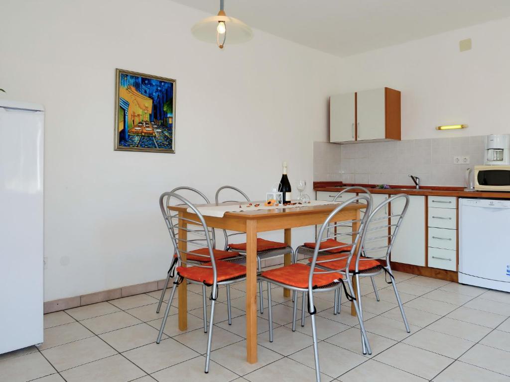 Kuchyň nebo kuchyňský kout v ubytování Apartment Andrea-3 by Interhome