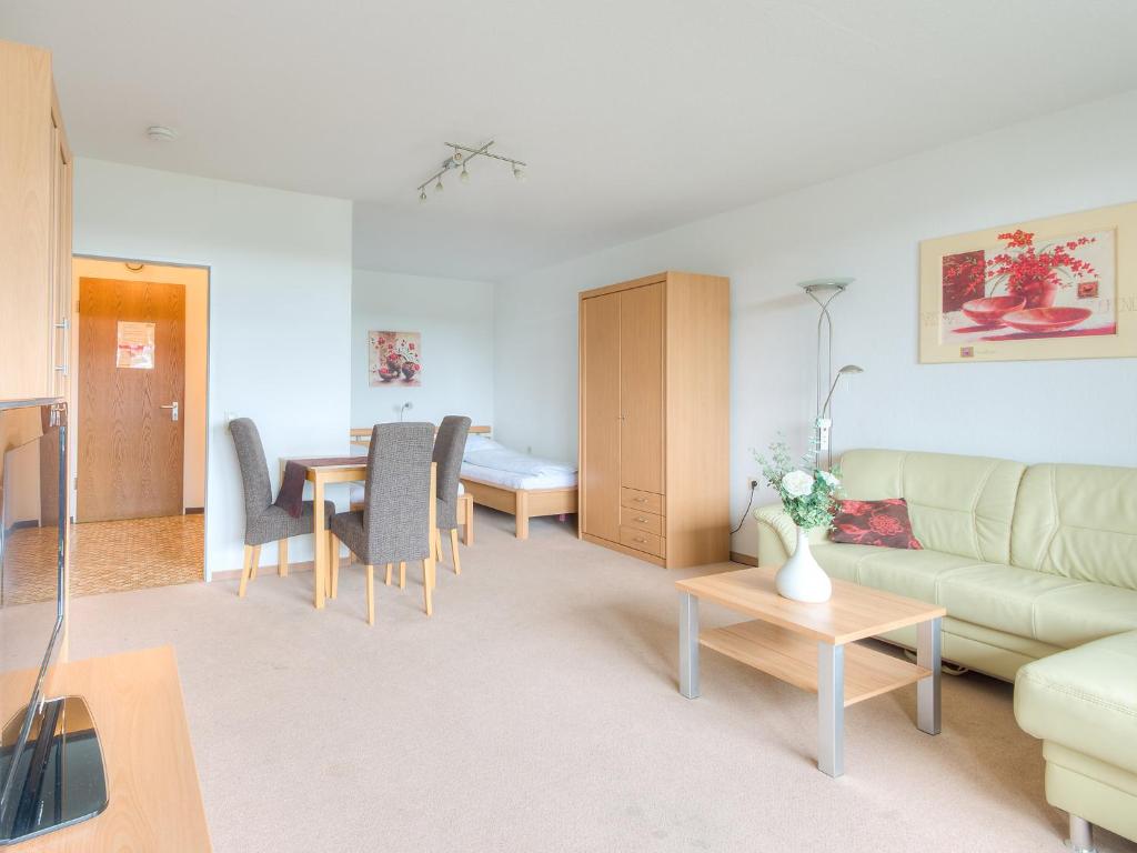 ein Wohnzimmer mit einem Sofa und einem Tisch in der Unterkunft Apartment B603 in Lahnstein