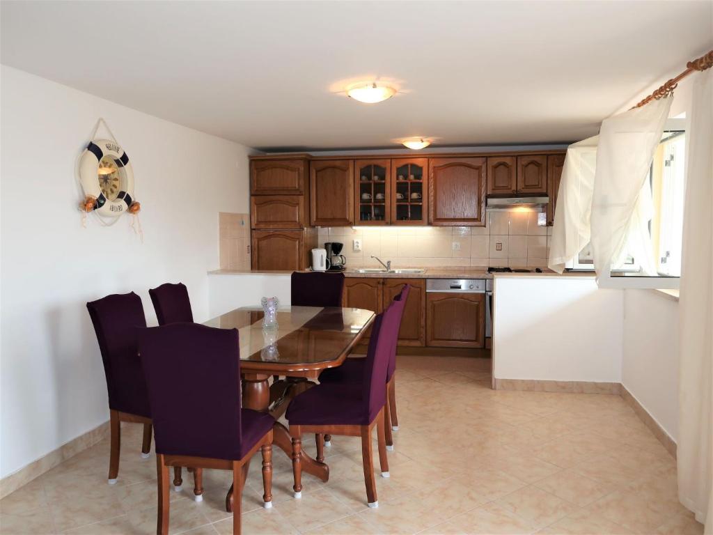 Kuchyň nebo kuchyňský kout v ubytování Apartment Filip Jakov-2 by Interhome