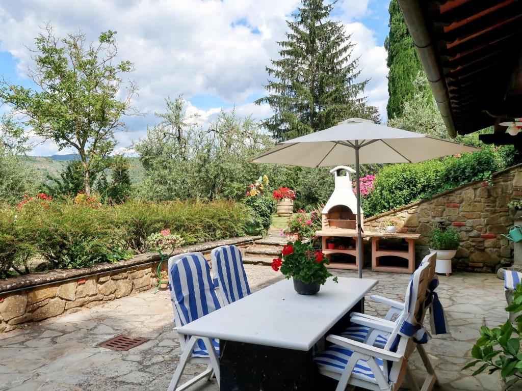 A garden outside Holiday Home Cadellura by Interhome