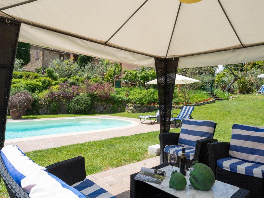 The swimming pool at or close to Holiday Home Cadellura by Interhome