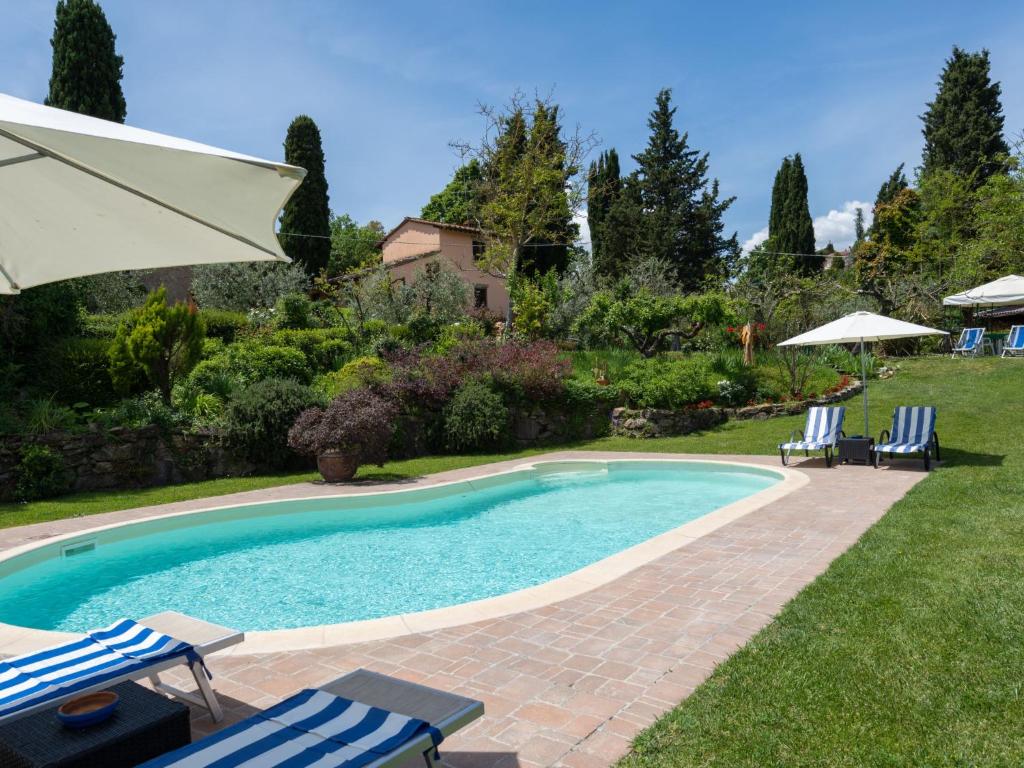 The swimming pool at or close to Holiday Home Cadellura by Interhome
