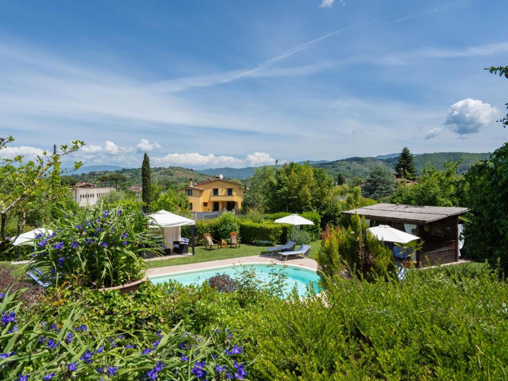 The swimming pool at or close to Holiday Home Cadellura by Interhome