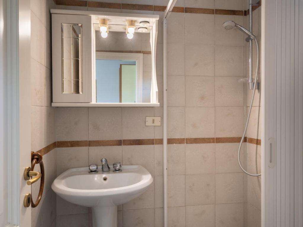 A bathroom at Holiday Home Cadellura by Interhome