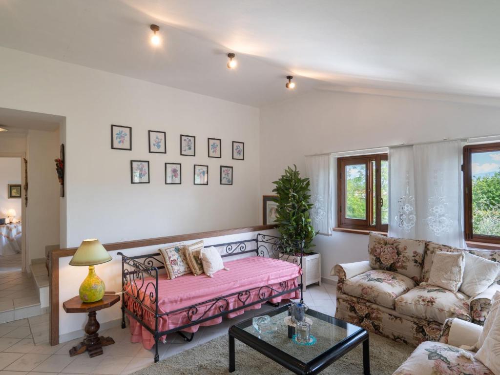 A seating area at Holiday Home Cadellura by Interhome