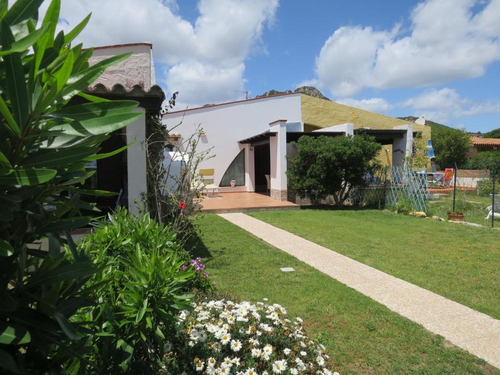 una casa con giardino di fronte di Holiday Home Mirto Marino - REI410 by Interhome a Costa Rei