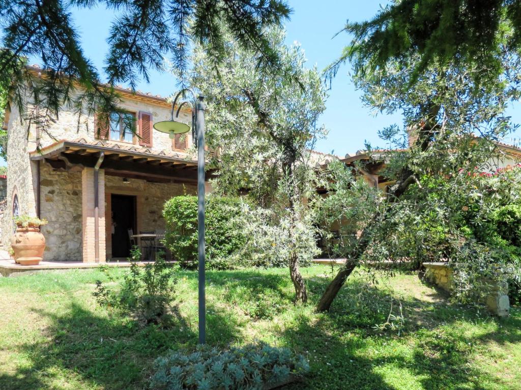 dom z ulicznym światłem na podwórku w obiekcie Apartment Vaniglia by Interhome w mieście Santa Luce