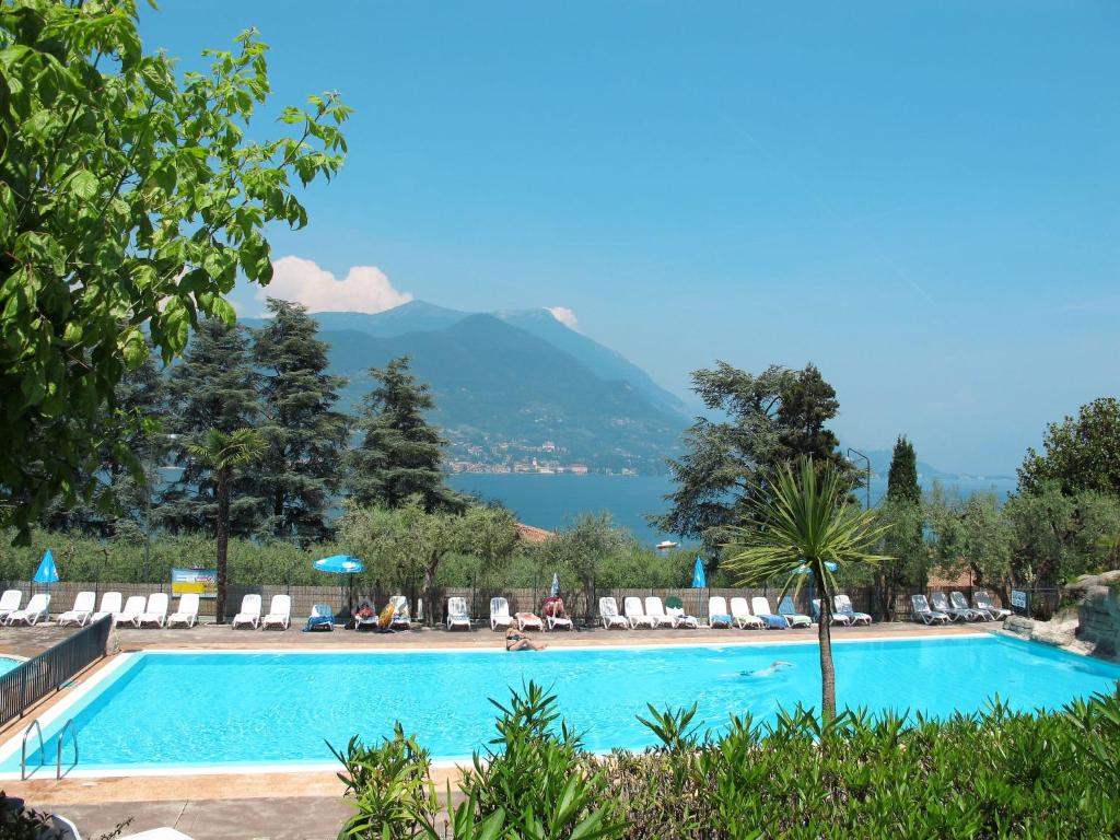 een zwembad met uitzicht op een berg bij Holiday Home Eden-1 by Interhome in San Felice del Benaco