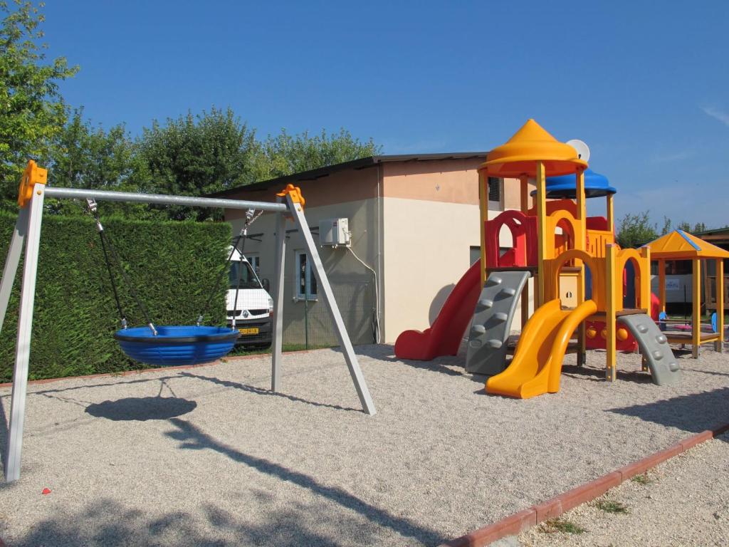 Plac zabaw dla dzieci w obiekcie Holiday Home Camping Butterfly-2 by Interhome