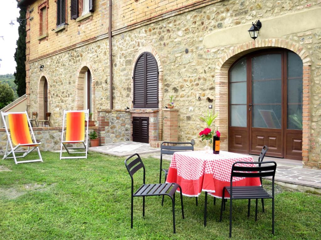 Ogród w obiekcie Holiday Home Podere Sant'Elisa-2 by Interhome