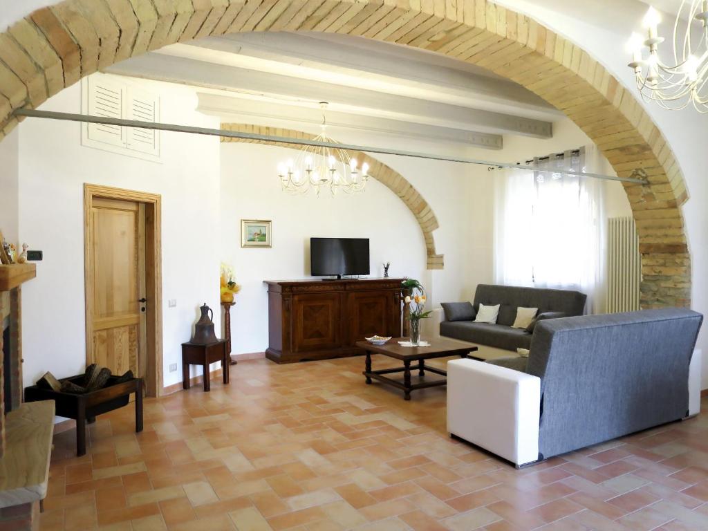 Telewizja i/lub zestaw kina domowego w obiekcie Holiday Home Podere Sant'Elisa-2 by Interhome
