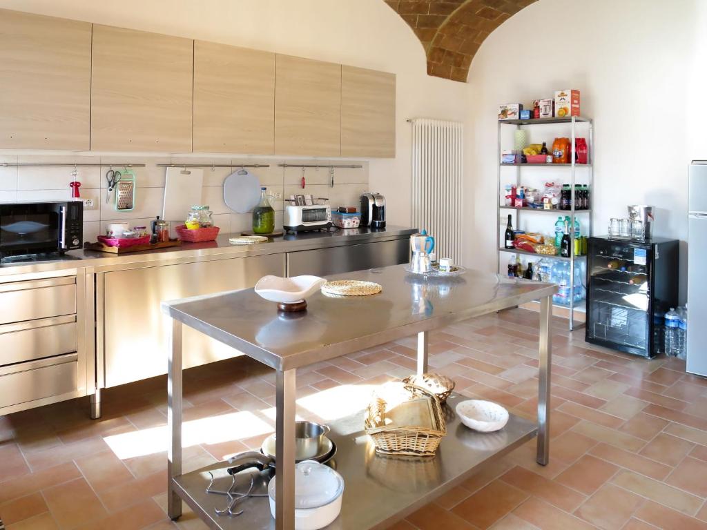 Kuchnia lub aneks kuchenny w obiekcie Holiday Home Podere Sant'Elisa-2 by Interhome