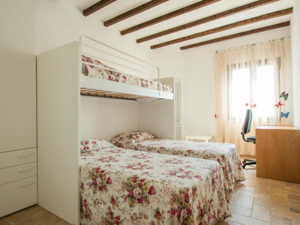 Łóżko lub łóżka w pokoju w obiekcie Holiday Home Podere Sant'Elisa-2 by Interhome