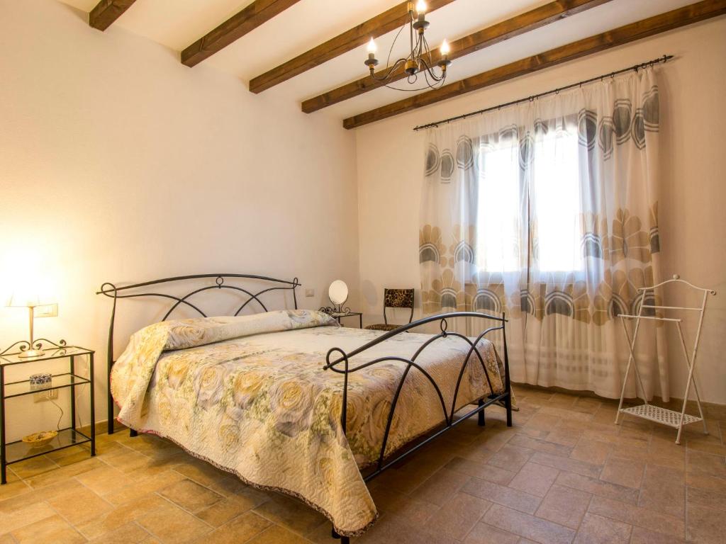 Łóżko lub łóżka w pokoju w obiekcie Holiday Home Podere Sant'Elisa-2 by Interhome