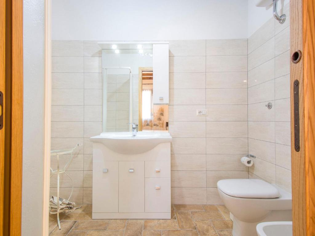Łazienka w obiekcie Holiday Home Podere Sant'Elisa-2 by Interhome