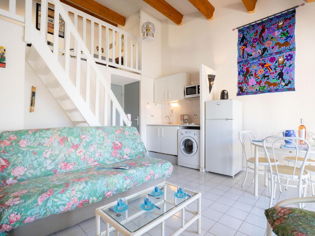 ein Wohnzimmer mit einem Sofa und einem Tisch in der Unterkunft Holiday Home Les Cristallines-3 by Interhome in Cap d'Agde