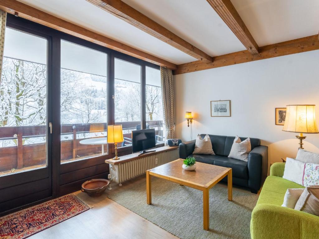 ein Wohnzimmer mit einem Sofa und einem Tisch in der Unterkunft Apartment Plathner by Interhome in Bad Hofgastein