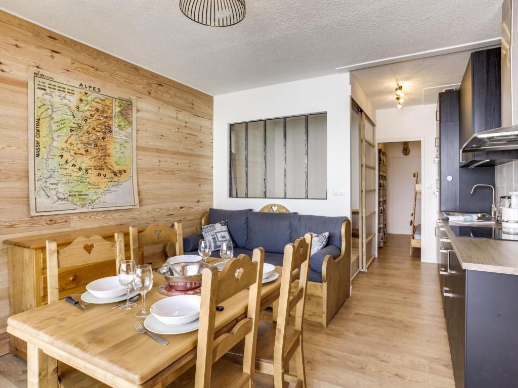 - une salle à manger et une cuisine avec une table et des chaises en bois dans l'établissement Apartment Apollo-2 by Interhome, au Corbier