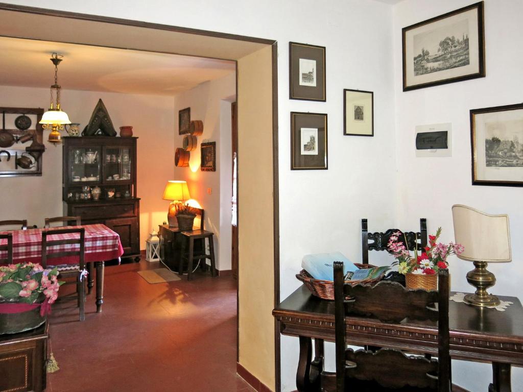 salon ze stołem i krzesłem oraz pokój w obiekcie Holiday Home Castagni I - Castagni II by Interhome w mieście Orciatico